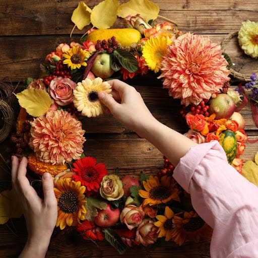 Corona di fiori per Halloween fiori arancioni e gialli