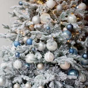 albero di natale bianco e argento come decorare albero di natale