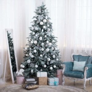 come decorare l'albero di natale bianco e argento
