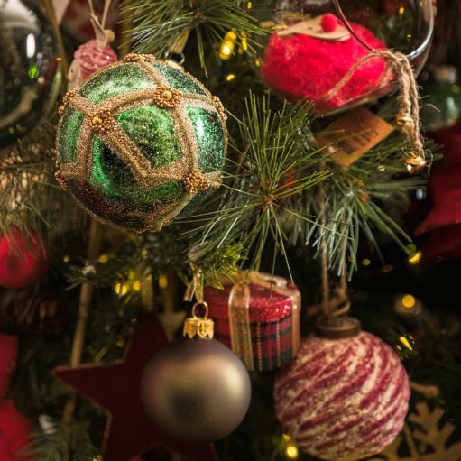decorazioni albero di natale palline rosse verdi e oro