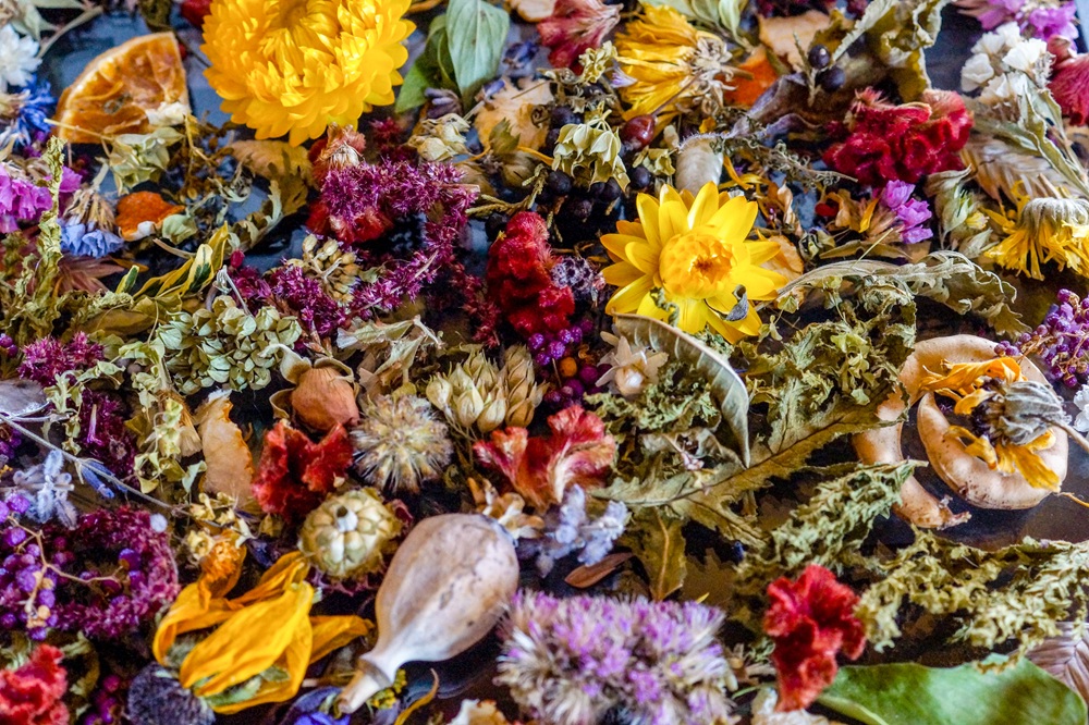 pot-pourri con fiori sparsi