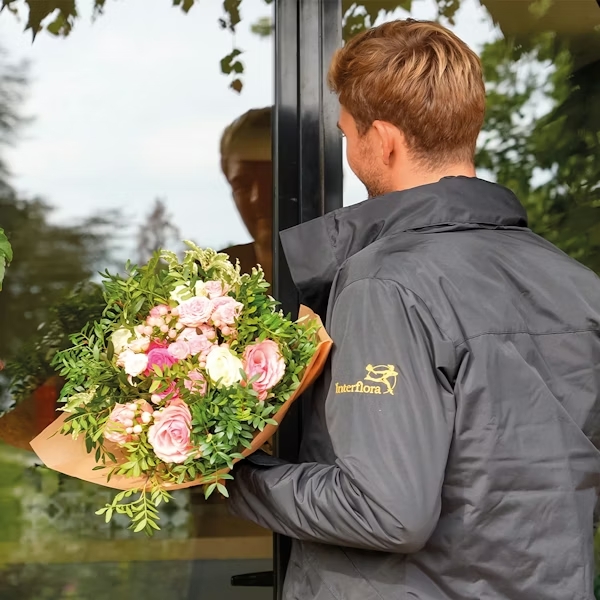 un uomo con un mazzo di fiori in mano