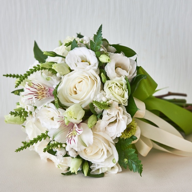 Bellissimo mazzo di rose bianche e iris