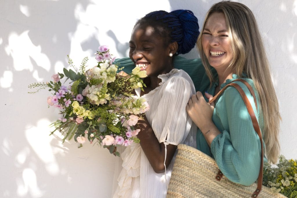 idee per celebrare la festa della mamma da neomamma con un bouquet di fiori