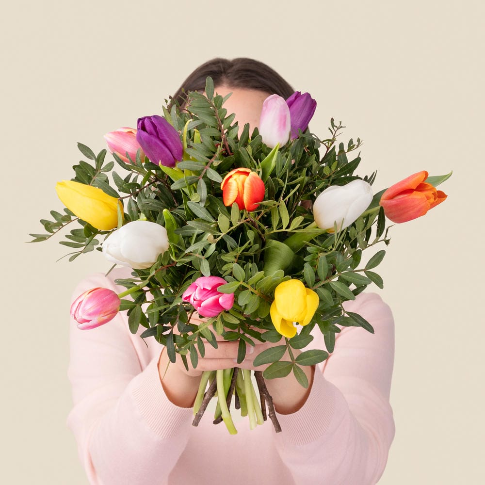 donna con un mazzo di tulipani multicolori