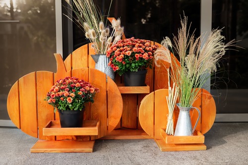 vasi con decorazioni autunnali con fiori freschi e secchi