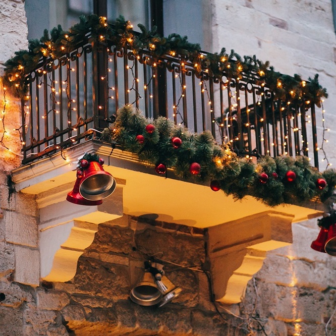 balcone natalizio decorato con ghirlande a LED
