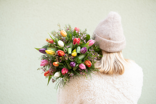 _RC19188 Ragazza che tiene un mazzo di tulipani per la festa della mamma in Olanda