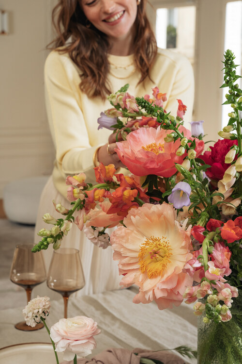 Composizione con peonie di diverse varietà e colori, ideale per decorare la tavola con un effetto elegante