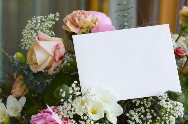 Biglietto di auguri con mazzo di fiori