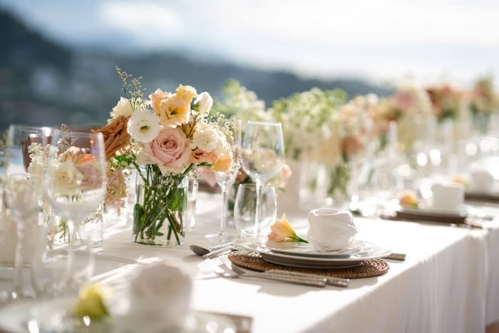centrotavola con rose per matrimonio