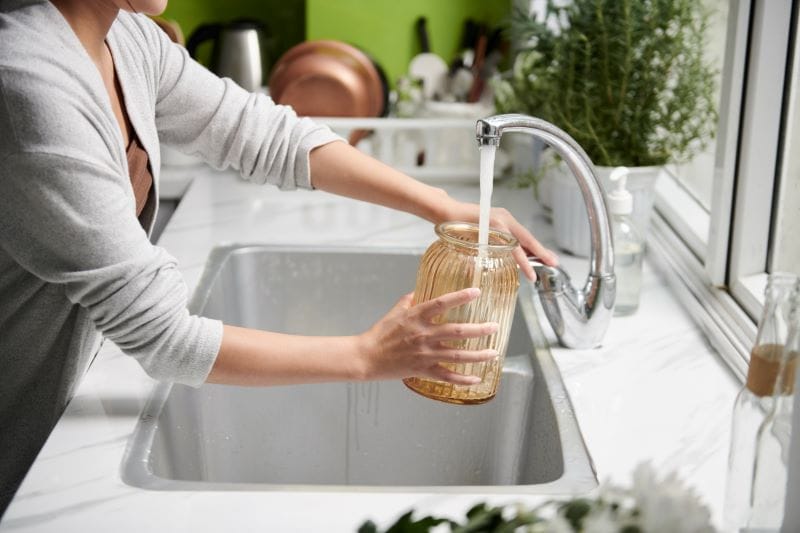 cambiare l'acqua del vaso con acqua fresca