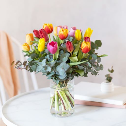 Bouquet di tulipani fucsia, rossi e gialli