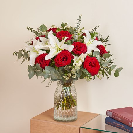 Maldivas - Boquet with withe liliums and red roses